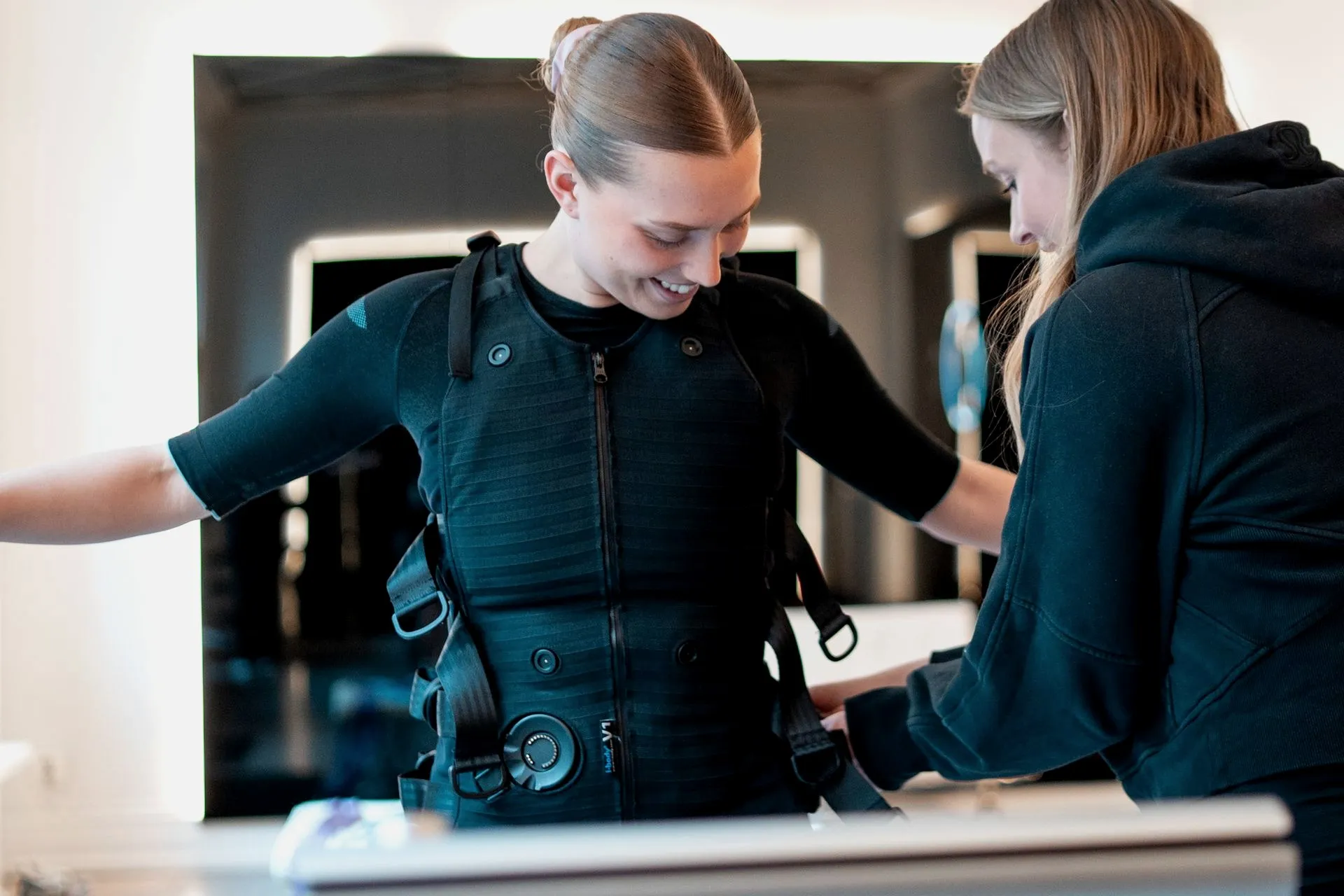 Klient tar på sig EMS-dräkten inför träningspass