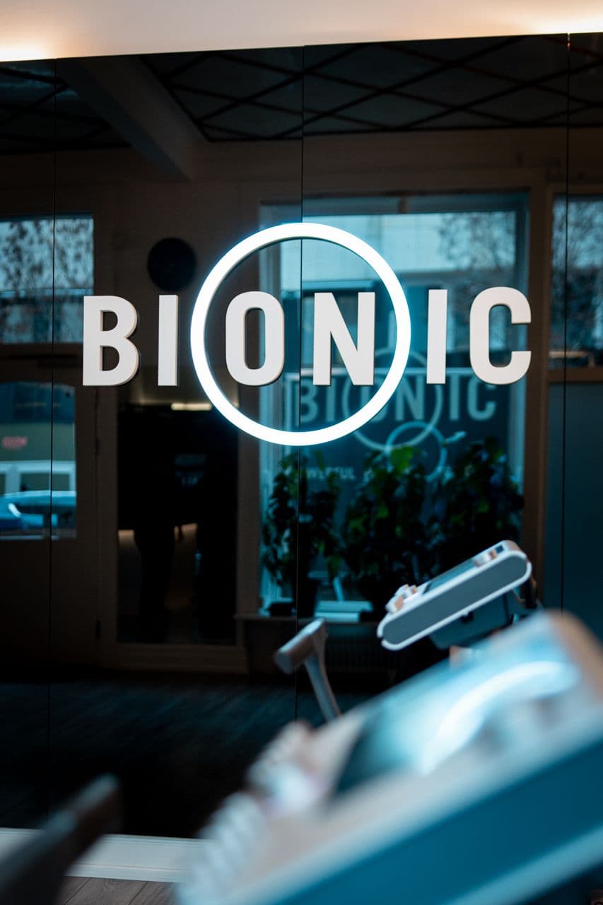 BIONIC-logotypen på väggen i studion