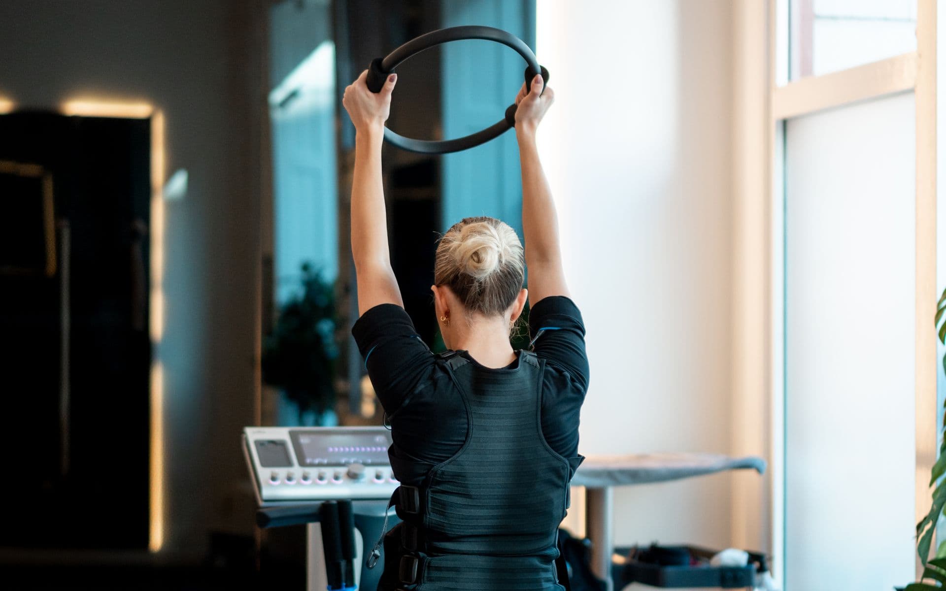 EMS-träning sedd ovanifrån i BIONIC-studion